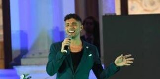 Marco Carta a Verissimo, chi è il cantante: la vittoria a Sanremo, il coming out e l’arresto alla Rinascente