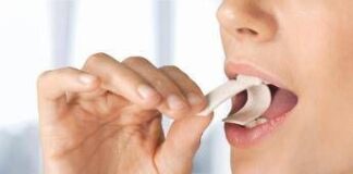 Masticare chewing gum rilascia microplastiche, lo studio