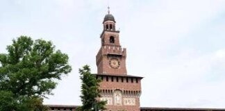 Milano, incendio al Castello Sforzesco: evacuate le persone all’interno