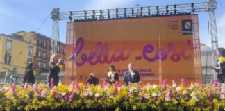 Napoli, diecimila studenti in piazza in un flash mob per l’uguaglianza di genere