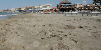 Ostia, incendi in due stabilimenti: cabine a fuoco