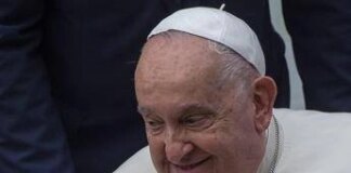 Papa Francesco, Vaticano: “Lievi miglioramenti con l’uso della parola”