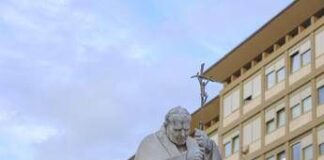 Papa Francesco migliora ancora, Vaticano: “Necessaria terapia ospedaliera”