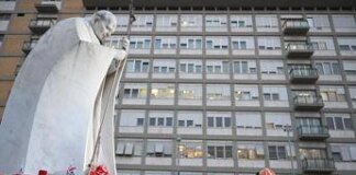 Papa, Vaticano: “Stazionario, lievi miglioramenti”. Dimissioni da ospedale non imminenti