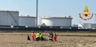 Pavia, ultraleggero precipita a Sannazzaro de’ Burgondi: morto il pilota