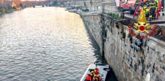 Bus turistico cade nel Po a Torino, morto l’autista