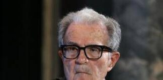 Prodi e i capelli tirati alla giornalista: “Una cosa piccola”