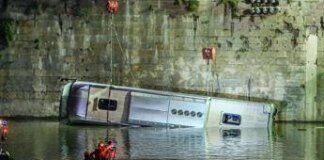 Pullman nel Po a Torino, autopsia: “L’autista è morto per un malore”