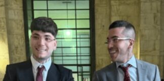 Shiva, revocati gli arresti domiciliari: il rapper festeggia in tribunale (con Sfera Ebbasta)