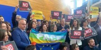 Strasburgo, protesta M5S davanti a Parlamento Ue: “No a soldi per le armi”
