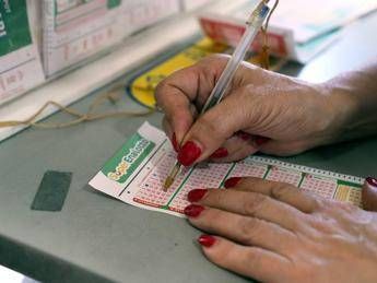 Superenalotto, numeri combinazione vincente oggi 10 luglio