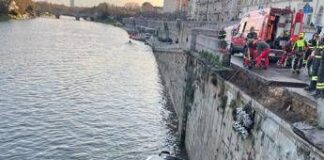 Torino, pullman finisce nel fiume Po in centro città