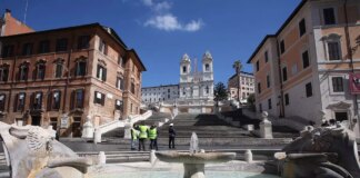 Cade da un parapetto a Trinità dei Monti, morta una 55enne spagnola a Roma