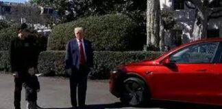 Trump compra una Tesla da Musk: “Ma non la posso guidare”
