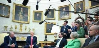 Trump stregato dai calzini di Vance: “Non riesco a concentrarmi” – Video