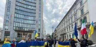 Ucraina, protesta sotto consolato Usa a Milano: “Da Trump show assurdo, bene Zelensky”
