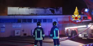 Milano, incendio notturno al mercato ortofrutticolo. Nessuna persona coinvolta