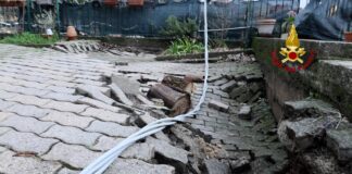 Smottamento a Monteviale, casa evacuata, cantiere in pericolo. Vigili del fuoco al lavoro da stamattina smottamento a Monteviale