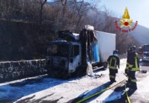 Cogollo del Cengio, camion distrutto da incendio: intervento dei vigili del fuoco Cogollo del Cengio camion incendio