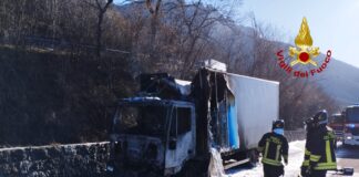 Cogollo del Cengio, camion distrutto da incendio: intervento dei vigili del fuoco Cogollo del Cengio camion incendio