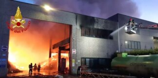 A Milano incendio in un sito di smaltimento rifiuti, nessun ferito