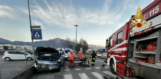Schio, auto contro muretto: ferita la conducente. Intervento dei vigili del fuoco schio muretto