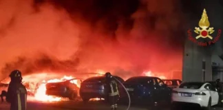 Roma, incendio in concessionaria Tesla: distrutte 17 auto roma tesla