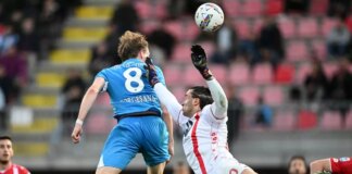 Il Napoli fatica ma batte il Monza, agganciata l’Inter