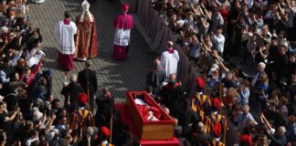 Papa, il feretro nella Basilica di San Pietro