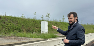 Vicenza, bretella dell’Albera allagata da una mano “ignota”: manomesse le centraline delle pompe idrauliche Bretella dell'Albera, il consigliere delegato Gonzo mostra una delle centraline delle pompe idrauliche manomesse