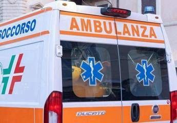Camaiore, scontro tra furgoncino e moto: morto 32enne