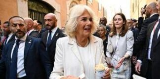 Camilla a Roma si concede un gelato al caramello da Giolitti