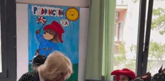 Camilla ‘dona’ Paddington agli studenti di Roma: chi è l’orsetto amato dai bimbi inglesi