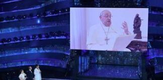 Carlo Conti ricorda Papa Francesco: “Momento unico il suo messaggio a Sanremo 2025”