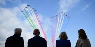 Carlo e Camilla da Mattarella, Frecce Tricolori e Red arrows nel cielo di Roma
