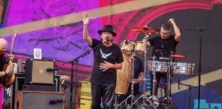 Carlos Santana collassa durante prove per il concerto: ricoverato