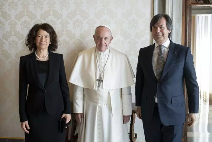 Ceo-Carlo-Messina-e-signora-Francesca-con-il-Pontefice