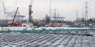 Dazi, Trump: “Sto valutando esenzione temporanea per le auto”