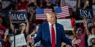 Trump festeggia i primi 100 giorni “Stiamo rendendo l’America di nuovo grande”