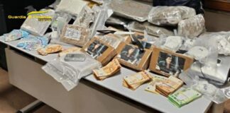La Guardia di Finanza sequestra 27 kg di droga, era destinata a piazze di spaccio Toscana e Lombardia