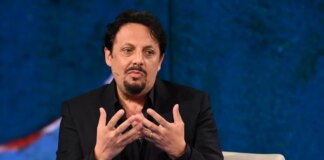 Enrico Brignano torna in scena con il nuovo spettacolo “Bello di mamma!”