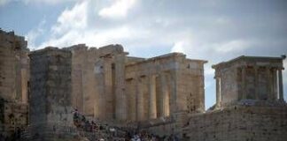 Esplosione ad Atene, scoppia ordigno davanti sede società ferroviaria