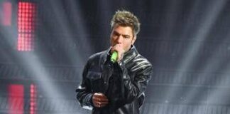 Fedez, il bacio in discoteca: chi è la nuova ragazza misteriosa (la descrizione)