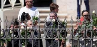 Funerali papa Francesco, il feretro accolto dagli ‘ultimi’: “Ci ha aperto le porte della Chiesa”