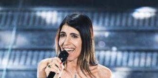 Giorgia, fan la incontra in treno: il regalo e la dedica speciale – Video