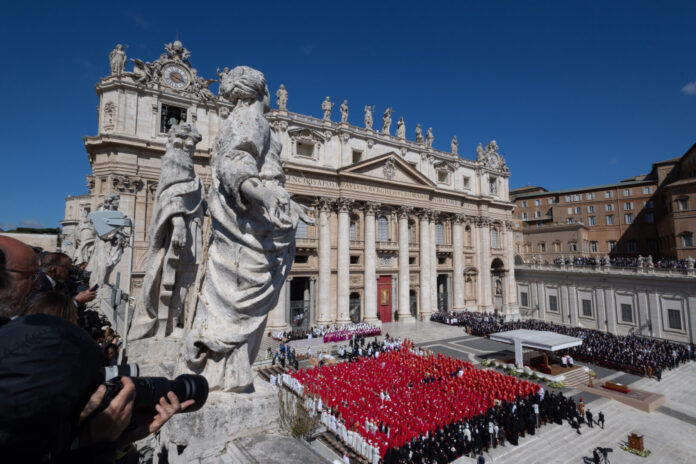 I-cardinali-assistono-al-funerale-di-Papa-Francesco