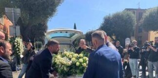 Ilaria Sula, fiori e striscioni a Terni: “Basta violenza sulle donne”. La bara bianca coperta di rose