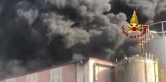 Incendio in industria chimica di Caivano, rischio diossina: scuole chiuse in diversi comuni