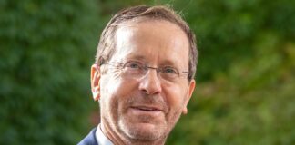 Israele, Herzog da Auschwitz “Il ritorno degli ostaggi è un imperativo universale”