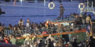 Sbarco di 344 migranti a Lampedusa, soccorsi e accompagnati all’hotspot